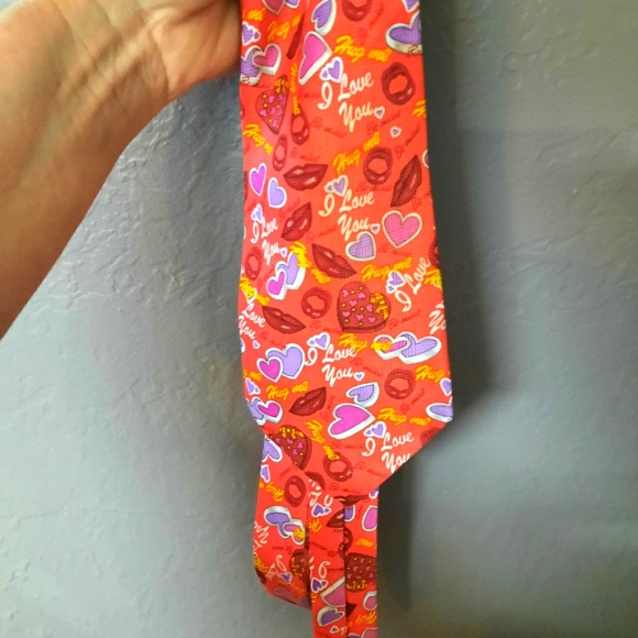Men's Vintage Valentine's fun hearts tie - Picture 1 of 3